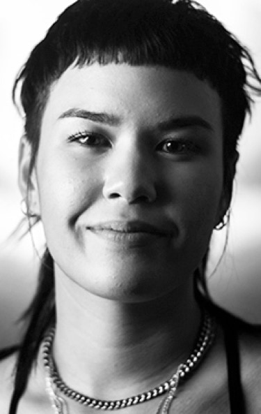 Crewmitglied Anja Pirate Haircut Friseurin