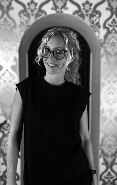 Offizier Lotta Pirate Haircut Friseurin