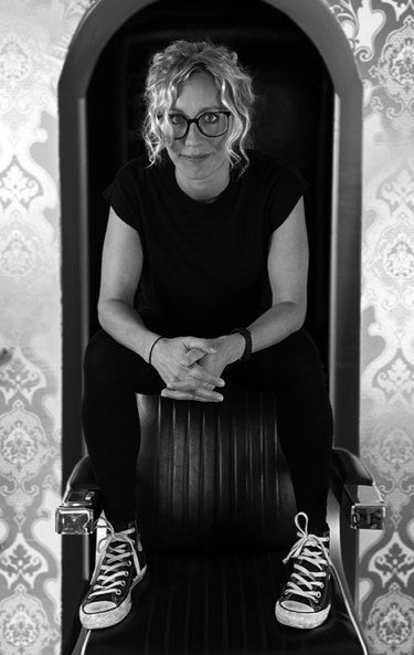 Offizier Lotta Pirate Haircut Friseurin